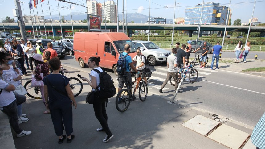 Протестиращи блокираха кръговото кръстовище при Площада на авиацията