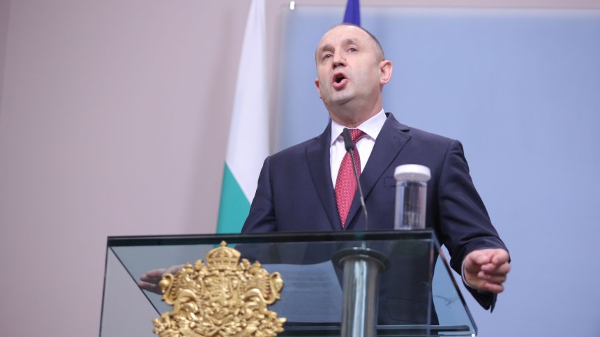 Радев видя обществена парализа и безпрецедентна икономическа криза