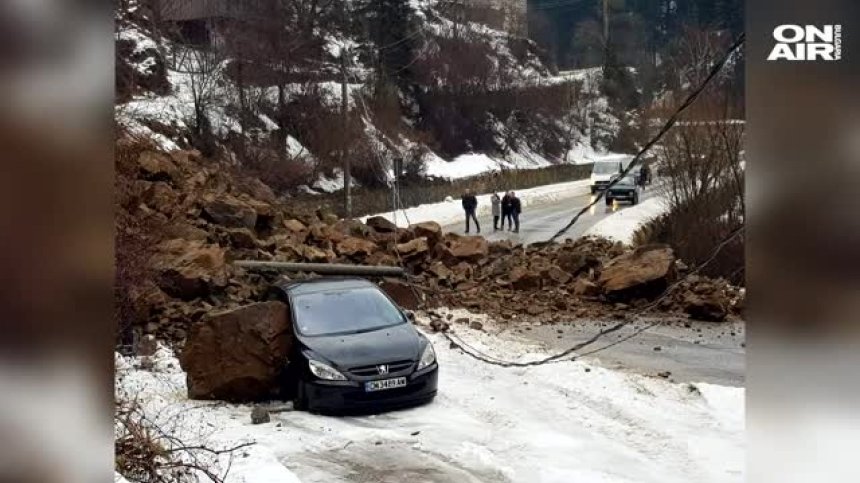 Огромно свлачище затрупа автомобил и затвори пътя Смолян-Девин