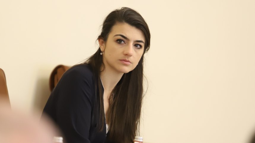 Песента за Лена възмути, но ГЕРБ пита: Нашите жени не са ли съпруги? 10 години мълчахте