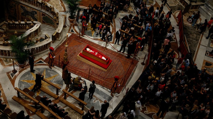 Възмущение във Ватикана: Усмихнати селфита до тялото на папа Франциск