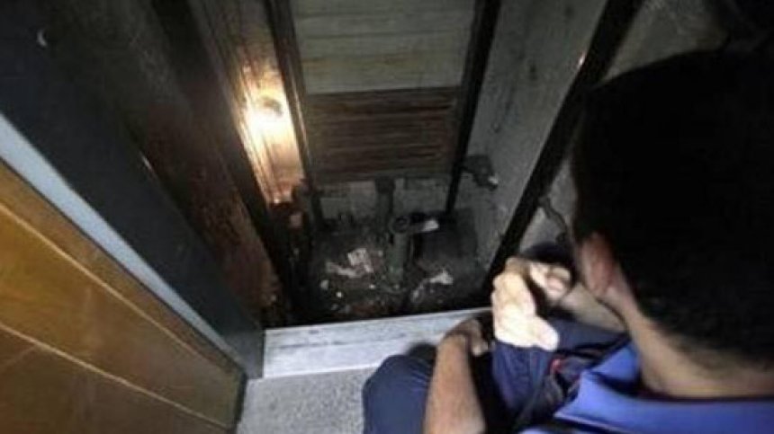 Бебе пищи, майка му плаче безпомощно: Полицаи ги спасиха от асансьорна шахта