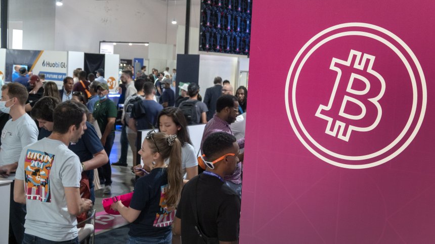 Биткойнът приближава $50 000, Етерът е над $3 000
