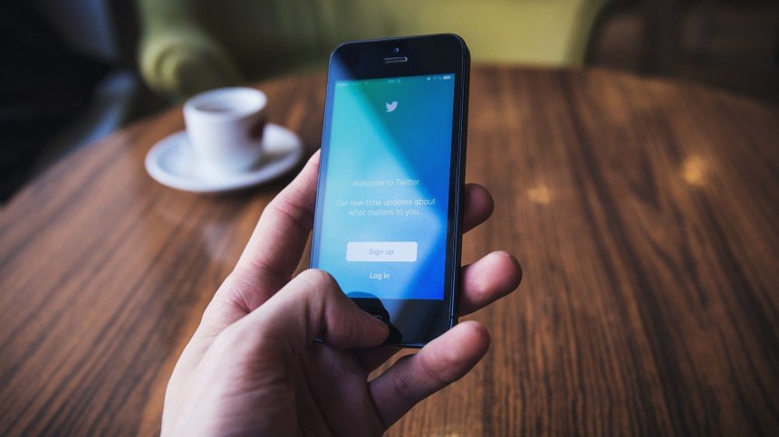Русия ограничи скоростта на трафика в Twitter, на прицел е и Facebook
