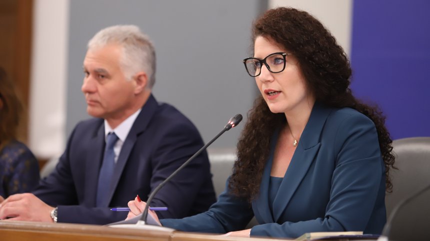 Константинова: Ръководството на "Български пощи" да подава оставка, софтуерът носи почерка на Русия