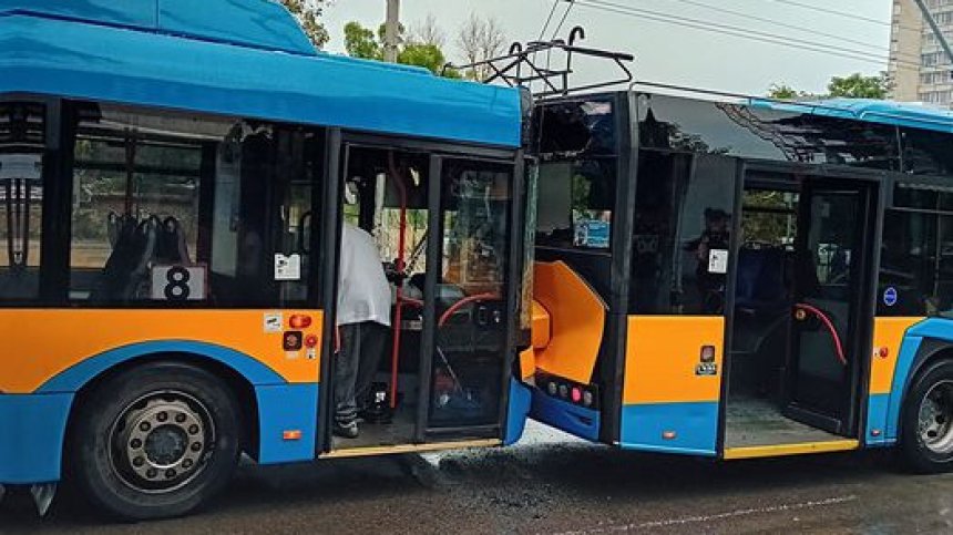 Два тролейбуса се удариха в центъра на София