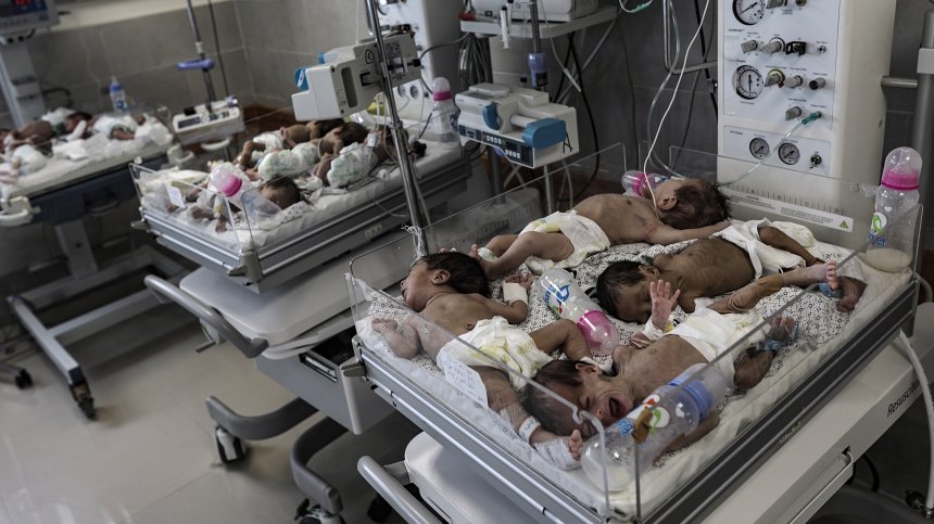 Не сте виждали нищо подобно: Болниците в Газа изнемогват, оперират хора с фенерчета