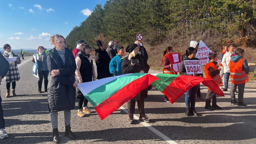 Половин век безводие: Жители на Омуртаг се къпят с канчета и перат с дъждовна вода