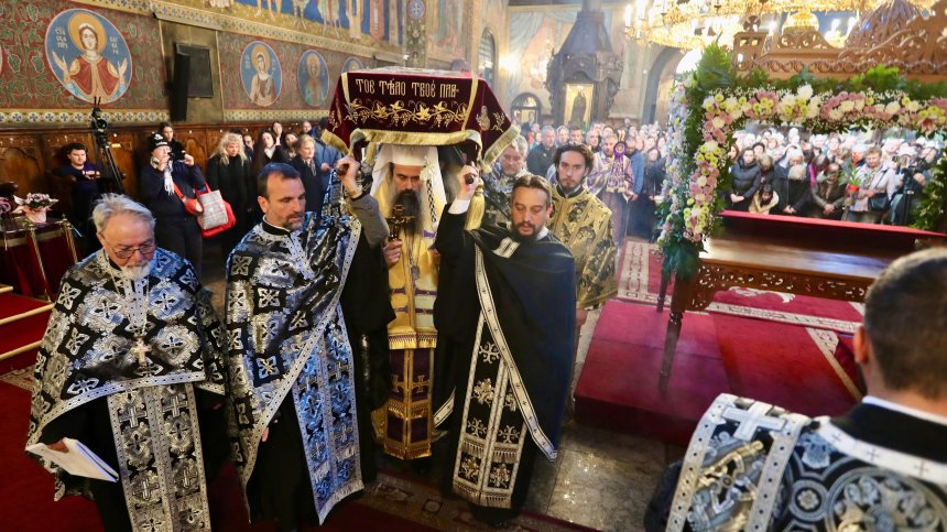 Миряни изпълниха храм "Света Неделя", за да минат под светата плащаница (СНИМКИ)