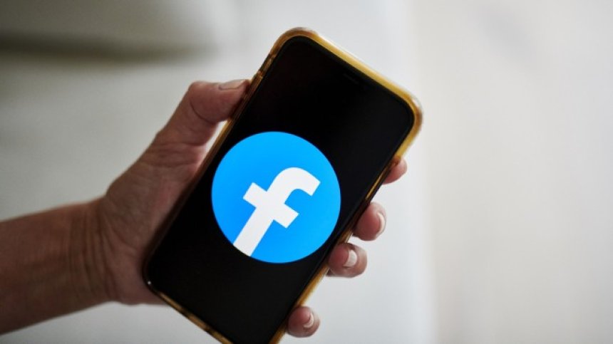 Facebook разработва гривнa, която ще контролира очилата ѝ с добавена реалност
