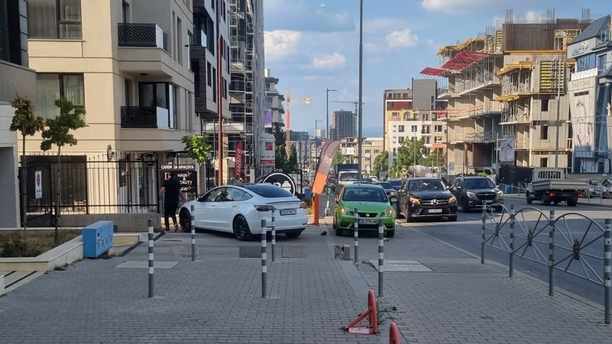 Агресивен шофьор потроши кола в София, счупи огледало с крак