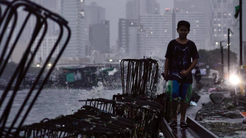 "Рагаса" удари Филипините и предизвика хаос по улиците (СНИМКИ)