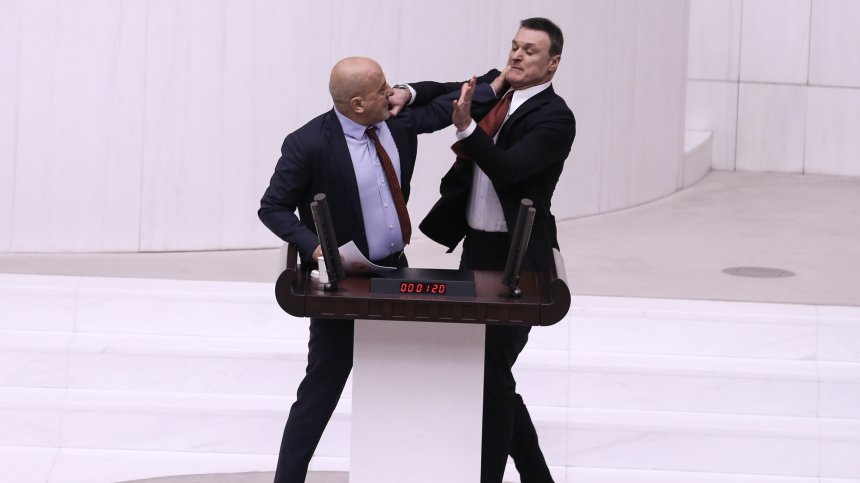Бой в парламента на Турция