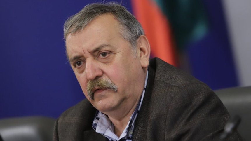 Бум на заразените: Берем плодовете на баловете и масовите събирания