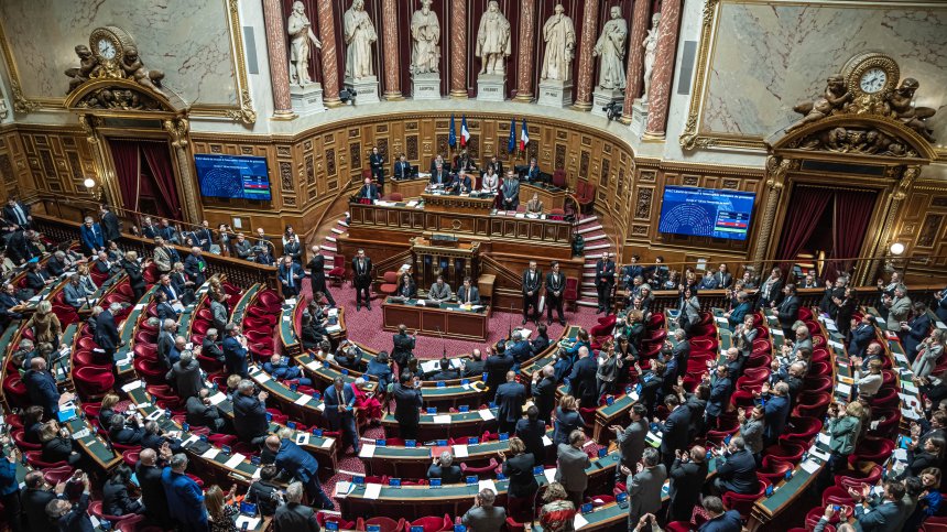 Първа в света: Франция записва в Конституцията правото на аборт
