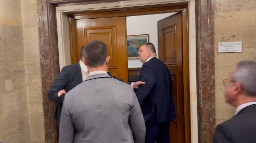 Мирчев атакува Пеевски пред стаята на ДПС-НН в парламента (ВИДЕО)