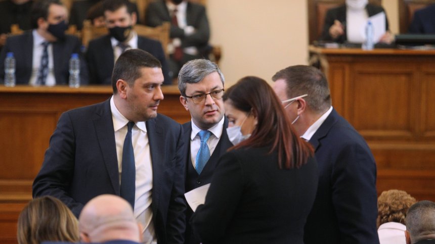 Труден пъзел: Възможна ли е коалиция между ГЕРБ, ДБ и депутати от "Продължаваме промяната"