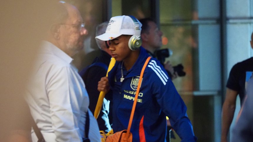 "Ла Фурия Роха" в действие: Испания пристигна у нас със собствена охрана и готвач