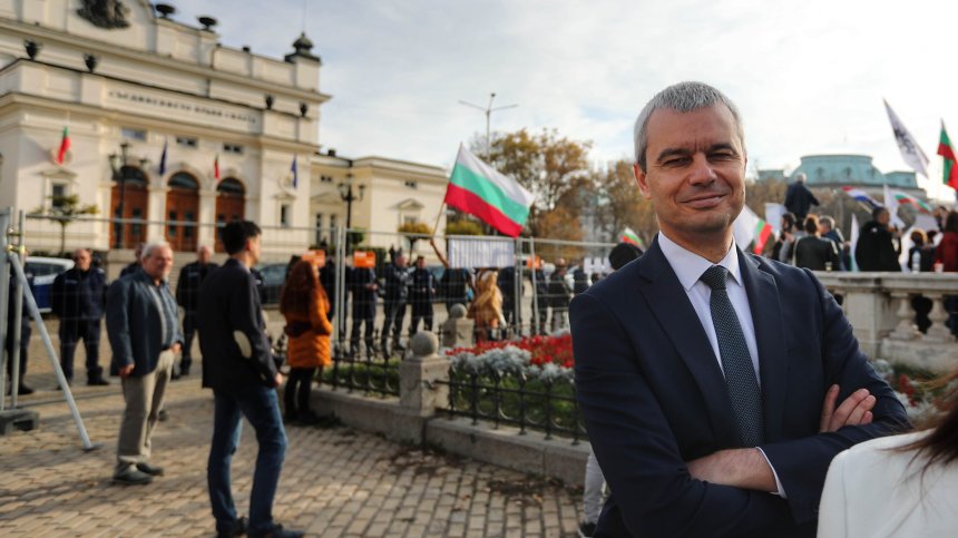 "Възраждане" протестира с "Да на мира, не на войната" пред НС
