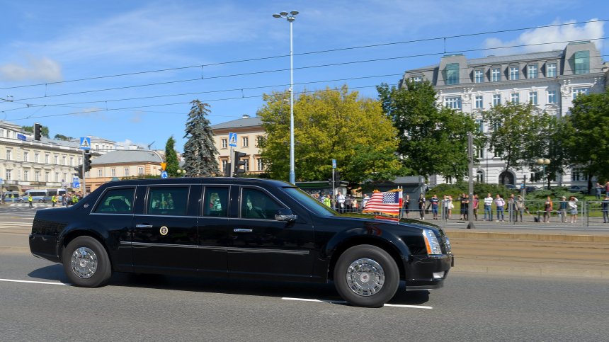 Бронираният "звяр" ще пази Доналд Тръмп на пътя (+СНИМКИ)