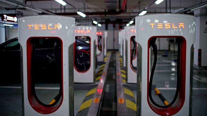 Търговска верига съди Tesla заради дефектни слънчеви батерии