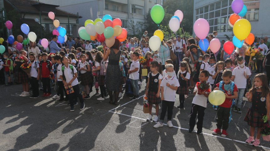 МОН: Тържествата за 15 септември да са на открито и по различно време за випуските
