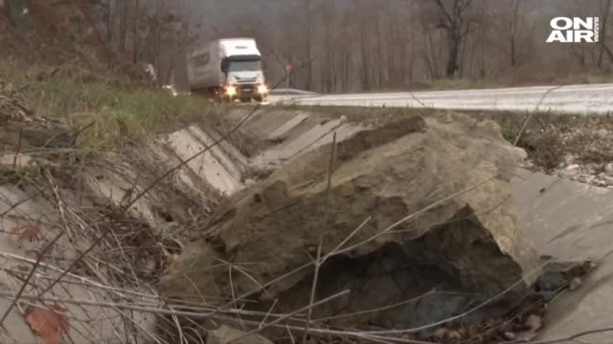 Скална маса се стовари върху движещ се автомобил край Велико Търново
