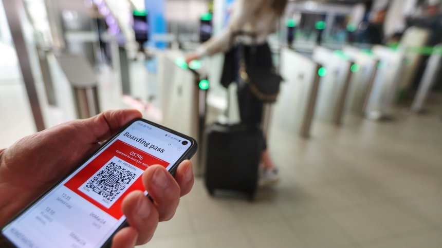Лесно и бързо: Вече сканираме сами бордните си карти на летище София