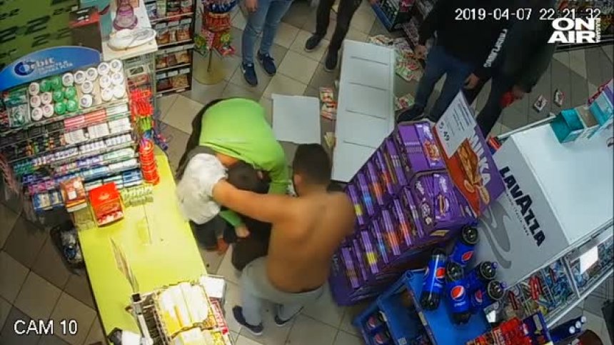 Клиенти пребиха служител на супермаркет в Габрово (Видео)