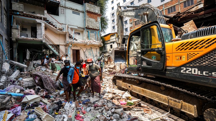 Спасиха 26-годишен мъж в Мианмар, прекарал над 100 часа под развалините