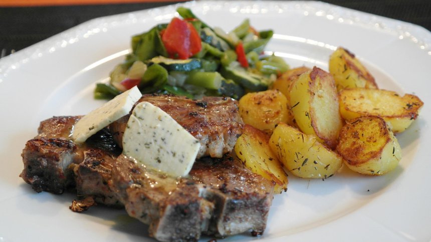 Вкусна рецепта за Гергьовден: Печено агнешко с чесън и пресни картофи