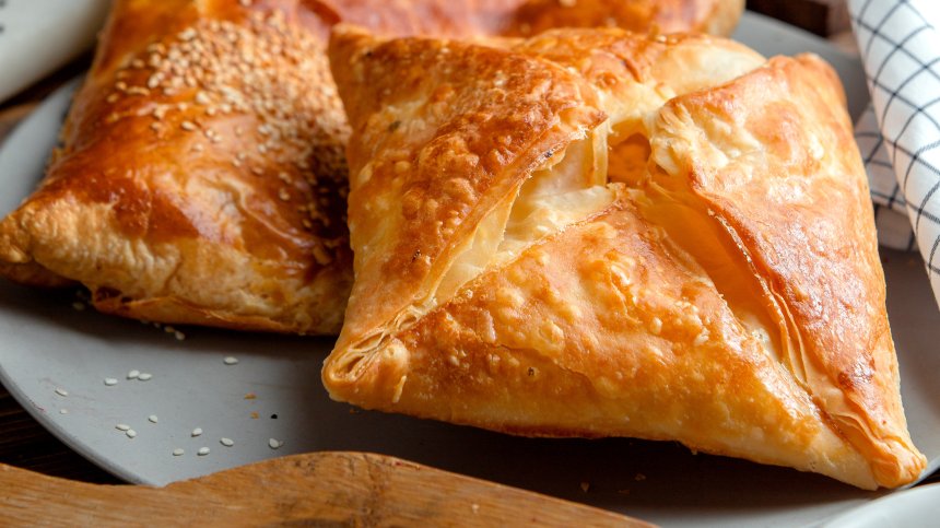 Рецепта от тефтера на баба: Хрупкави банички с кашкавал и сирене