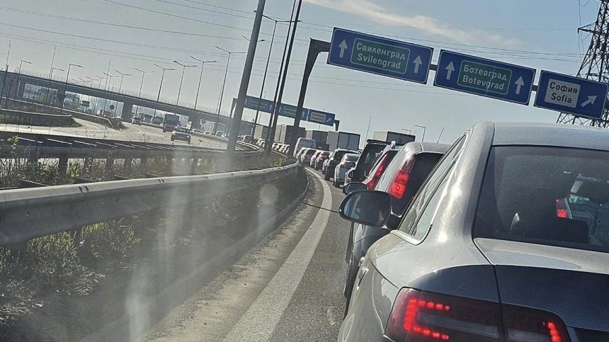 Катастрофа затруднява движението по Северната тангента в София