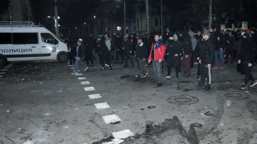 14 хулигани се сдобиха с обвинения заради погрома след мирния протест