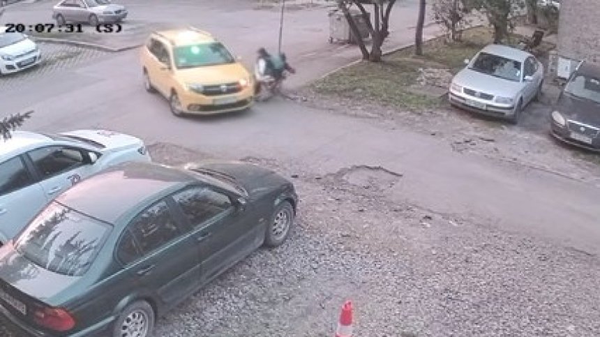 Без да му мигне окото: Шофьор блъсна майка и дете в София и избяга (+ВИДЕО)