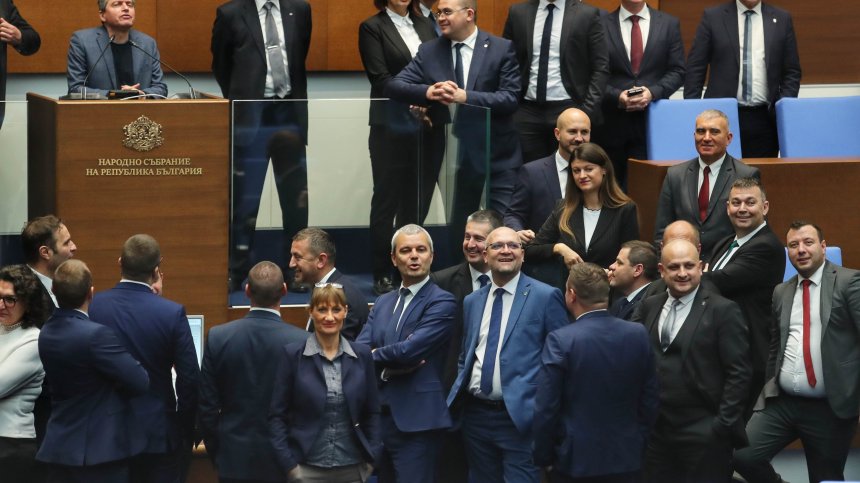 Работният ден на депутатите: Окупираха трибуната, изпокараха се и отложиха делата си