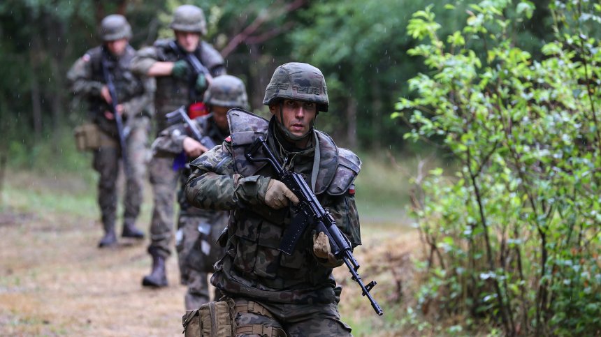 Полша: Изпращаме 10 000 войници на границата с Беларус, ще държим агресора в страх