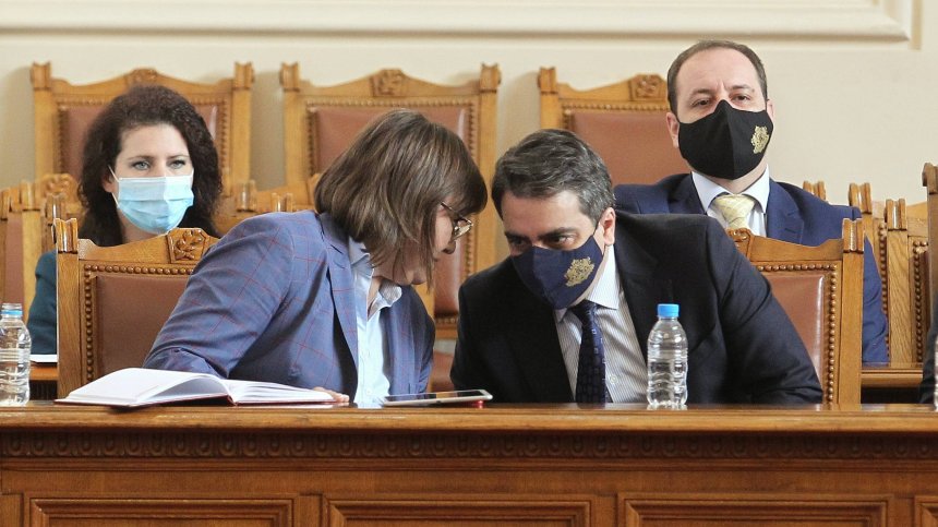 Асен Василев представя в парламента акцентите в "Бюджет 2022"