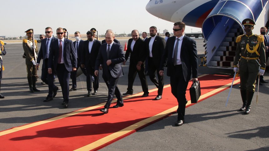 Путин и Ердоган договарят в Иран износа на украинско зърно през Черно море