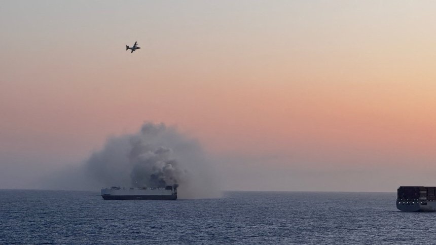 Два петролни танкера се удариха и пламнаха край Ормузкия проток