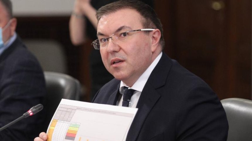 Министър Ангелов: Предпазните маски ще паднат до края на лятото