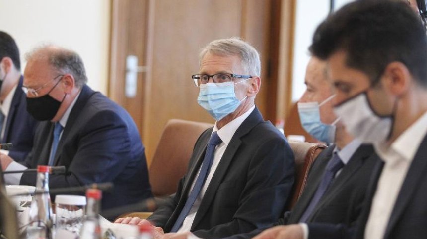 Денков: Гарантирали сме за първокласниците присъствие на 15 септември