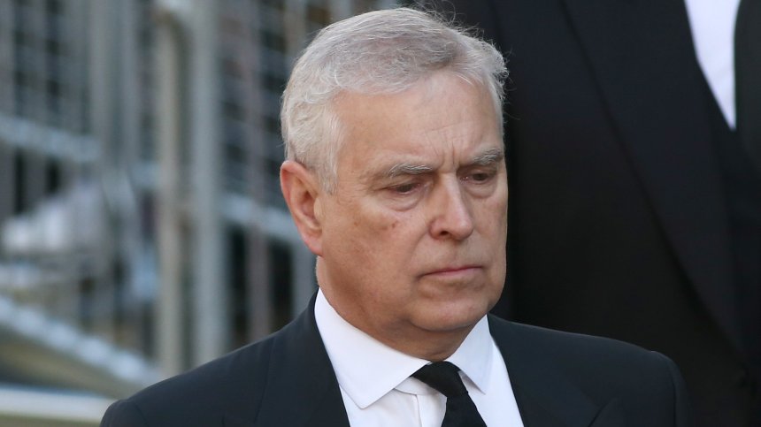 Бивша съпруга ще издържа принц Андрю, ако го изгонят от имението му