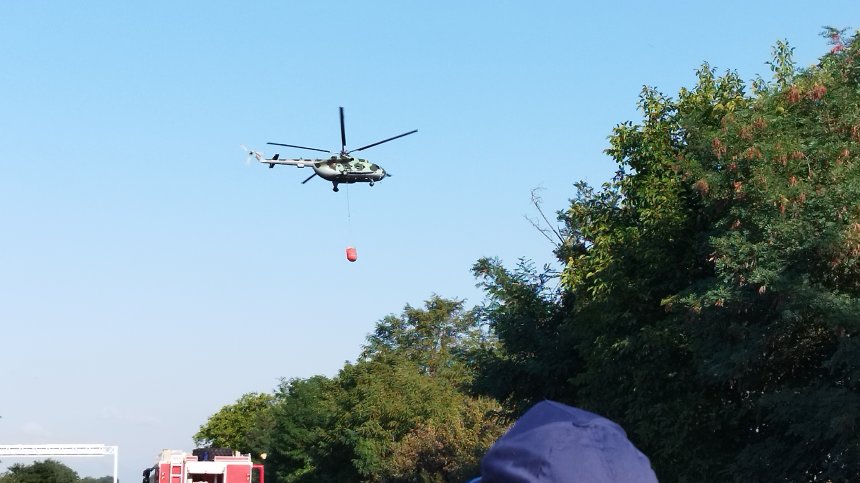 Локализираха пожара в Казанлък, но има ли опасност за складовете с боеприпаси?