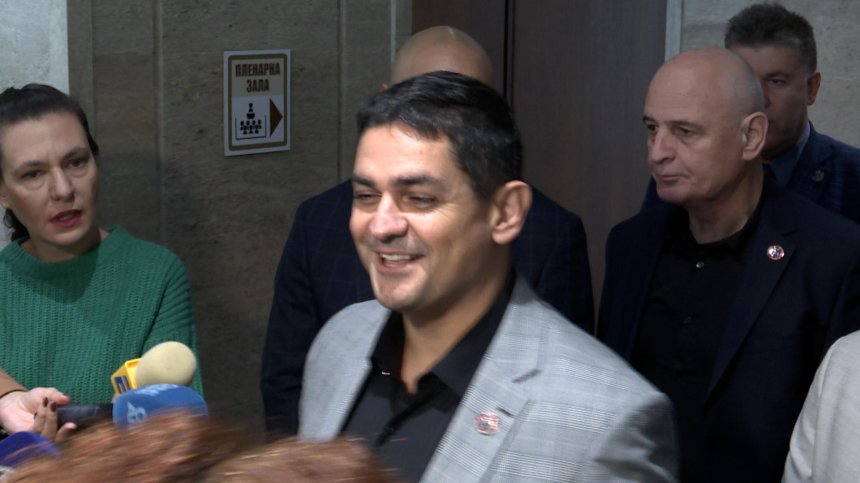 Радостин Василев: Жалко е Радев да не може да отиде някъде с администрацията си