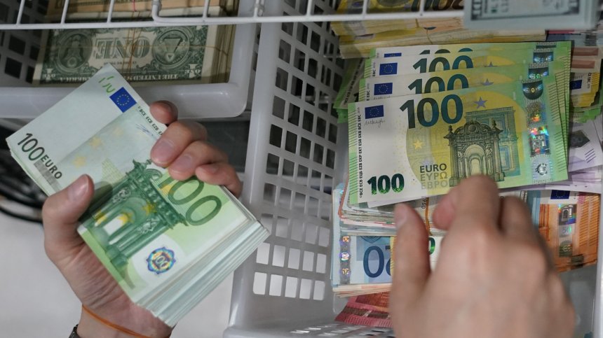 ЕЦБ наблюдава внимателно спада на еврото заради потребителските цени