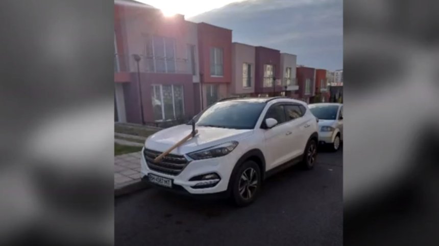 Престъпление от омраза: Забиха кирка в колата на украинка в Бургас