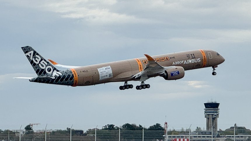 Гигантският транспортен самолет от ново поколение на Airbus излетя за първи път