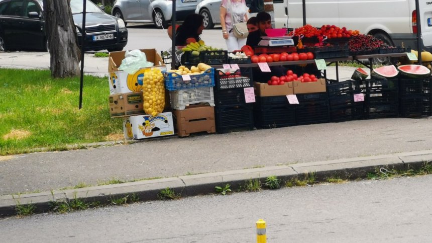 Законно ли работят търговците на плодове и зеленчуци пред магазини в София?