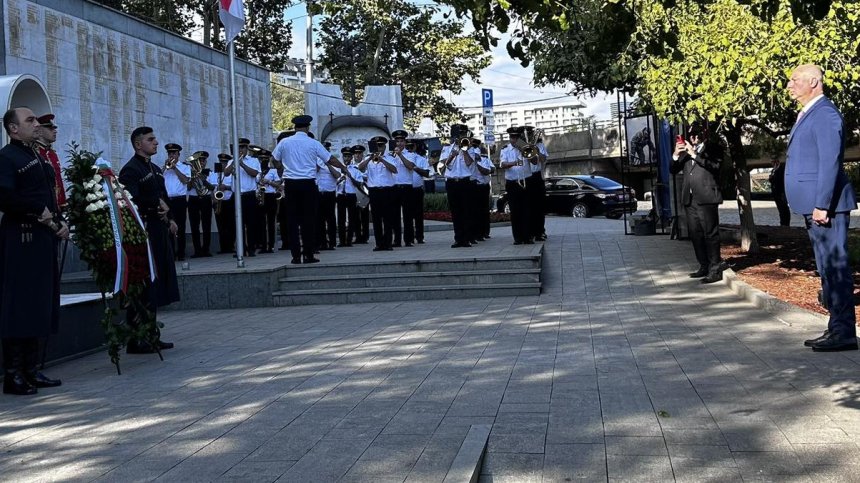 Визитата на Росен Желязков в Грузия започна с полагането на венец на важен паметник